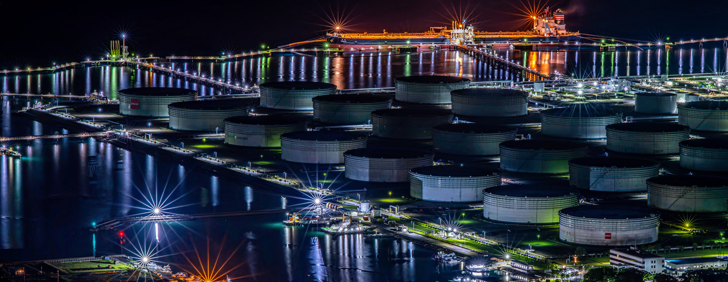 深夜の石油基地